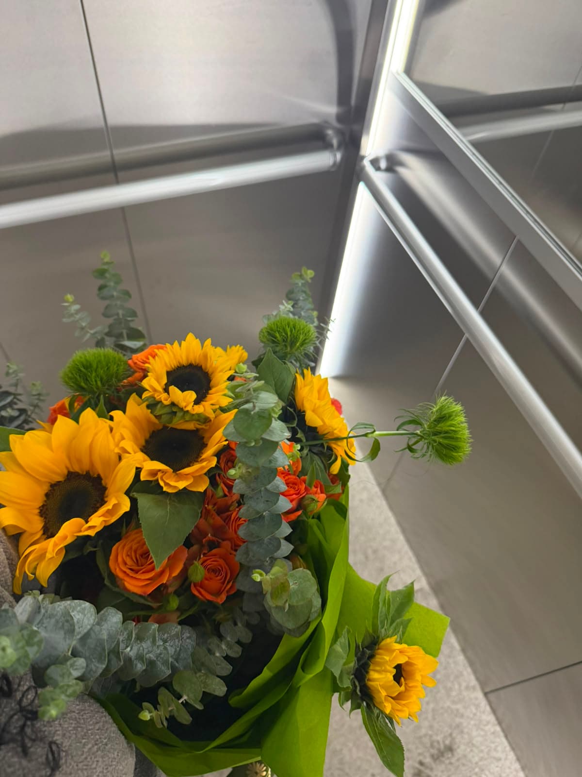 Girassóis e rosas laranja